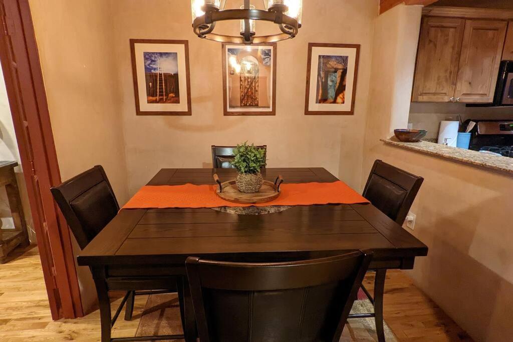 Enchanted Casita With Private Outdoor Hot Tub And Patio, Near Santa Fe Plaza, Sleeps 4 With Free Parking サンタフェ エクステリア 写真