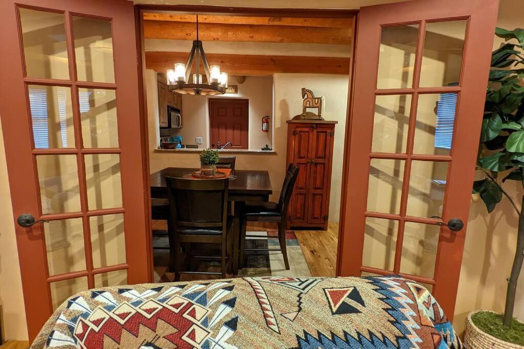 Enchanted Casita With Private Outdoor Hot Tub And Patio, Near Santa Fe Plaza, Sleeps 4 With Free Parking サンタフェ エクステリア 写真
