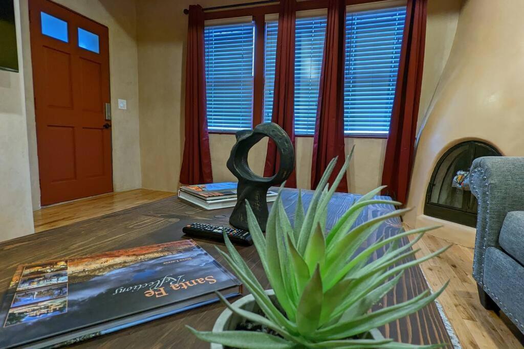Enchanted Casita With Private Outdoor Hot Tub And Patio, Near Santa Fe Plaza, Sleeps 4 With Free Parking サンタフェ エクステリア 写真