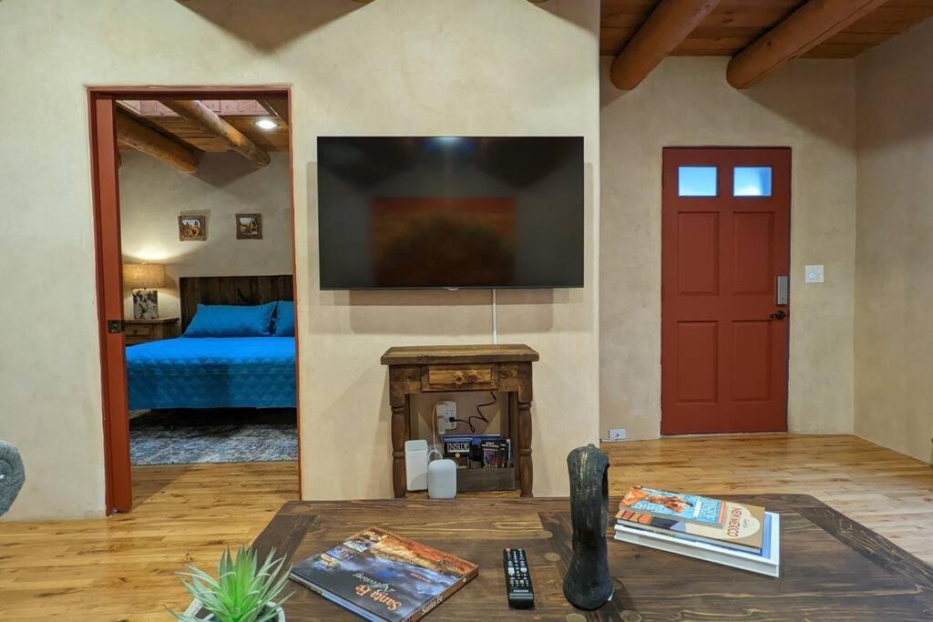 Enchanted Casita With Private Outdoor Hot Tub And Patio, Near Santa Fe Plaza, Sleeps 4 With Free Parking サンタフェ エクステリア 写真