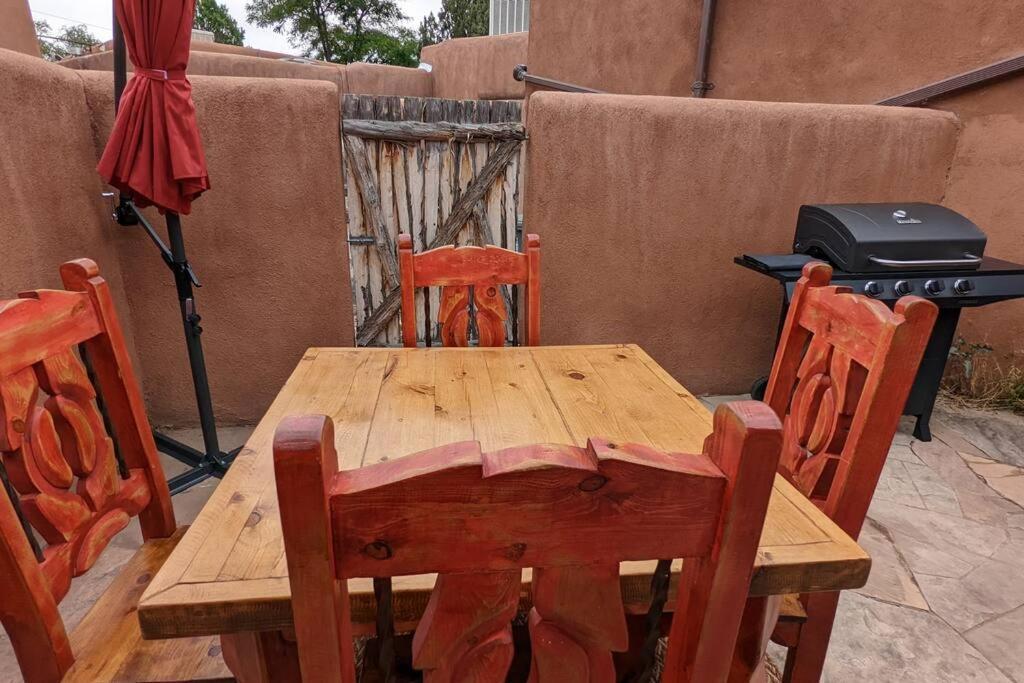 Enchanted Casita With Private Outdoor Hot Tub And Patio, Near Santa Fe Plaza, Sleeps 4 With Free Parking サンタフェ エクステリア 写真