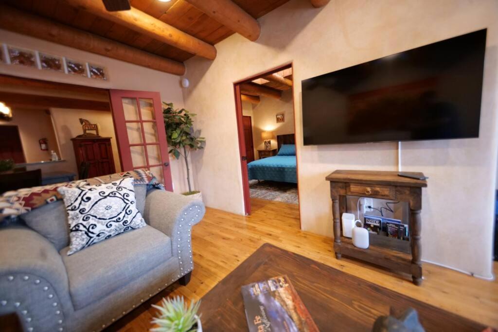 Enchanted Casita With Private Outdoor Hot Tub And Patio, Near Santa Fe Plaza, Sleeps 4 With Free Parking サンタフェ エクステリア 写真