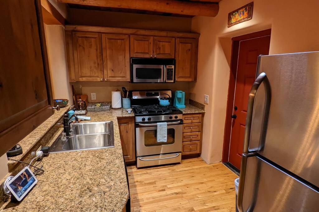 Enchanted Casita With Private Outdoor Hot Tub And Patio, Near Santa Fe Plaza, Sleeps 4 With Free Parking サンタフェ エクステリア 写真