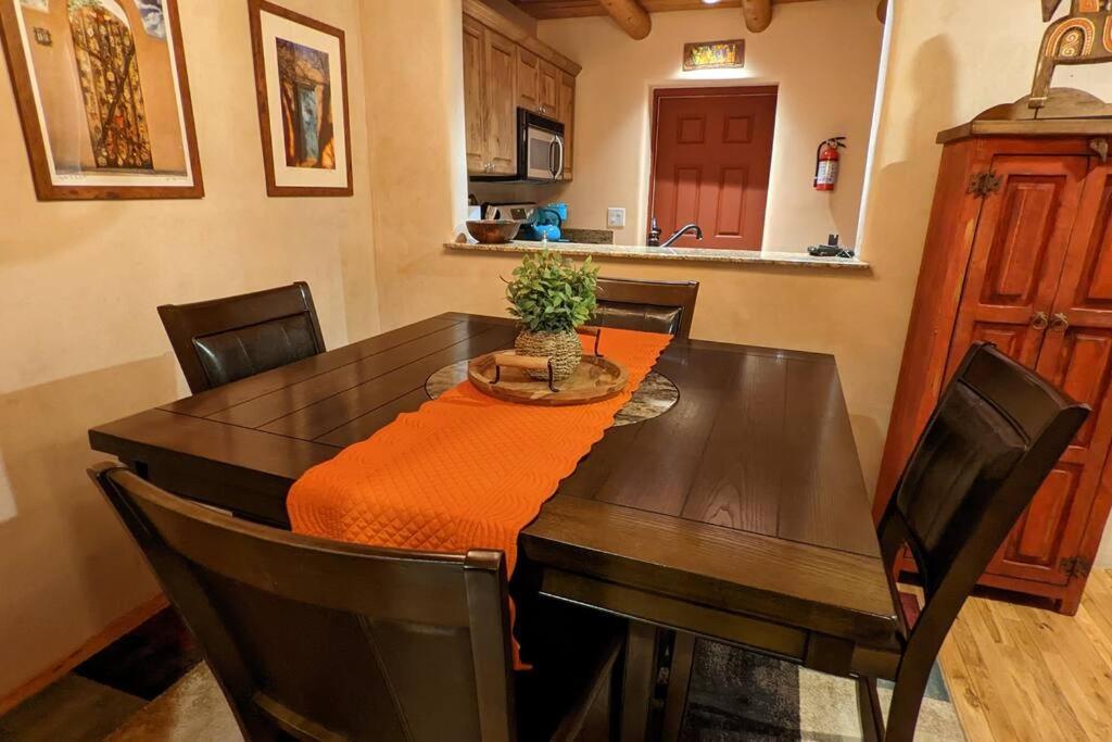 Enchanted Casita With Private Outdoor Hot Tub And Patio, Near Santa Fe Plaza, Sleeps 4 With Free Parking サンタフェ エクステリア 写真